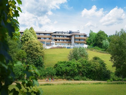 Wellnessurlaub - Maniküre/Pediküre - Bad Wildbad im Schwarzwald - Außenansicht Gästehaus Himmelreich - Hotel-Resort Waldachtal