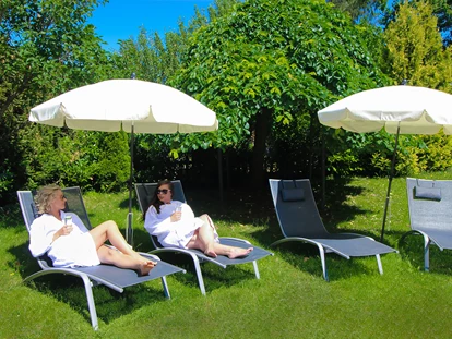 Wellnessurlaub - Rücken-Nacken-Massage - Pliezhausen - Gartenbereich - Hotel-Resort Waldachtal