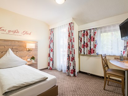 Wellnessurlaub - Bettgrößen: Doppelbett - Baiersbronn Tonbach - Einzelzimmer Standard Beispiel Haupthaus - Hotel-Resort Waldachtal