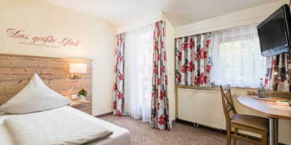 Wellnessurlaub - Bad Herrenalb - Einzelzimmer Standard Beispiel Haupthaus - Hotel-Resort Waldachtal