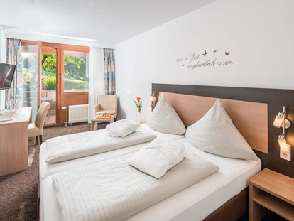 Wellnessurlaub - Rücken-Nacken-Massage - Pliezhausen - Doppelzimmer Standard Beispiel Gästehaus Himmelreich - Hotel-Resort Waldachtal