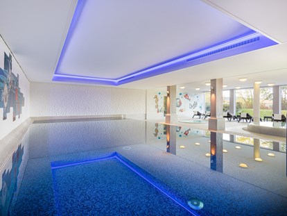 Wellnessurlaub - Shiatsu Massage - Innenpool im Gästehaus Himmelreich - Hotel-Resort Waldachtal