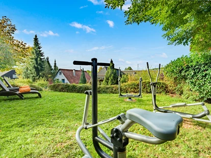 Wellnessurlaub - Außensauna - Achern - Outdoor-Fitnessgeräte im Garten - Hotel-Resort Waldachtal