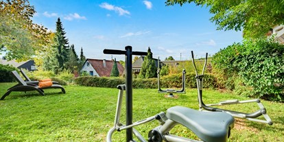 Wellnessurlaub - Peeling - Baden-Württemberg - Outdoor-Fitnessgeräte im Garten - Hotel-Resort Waldachtal