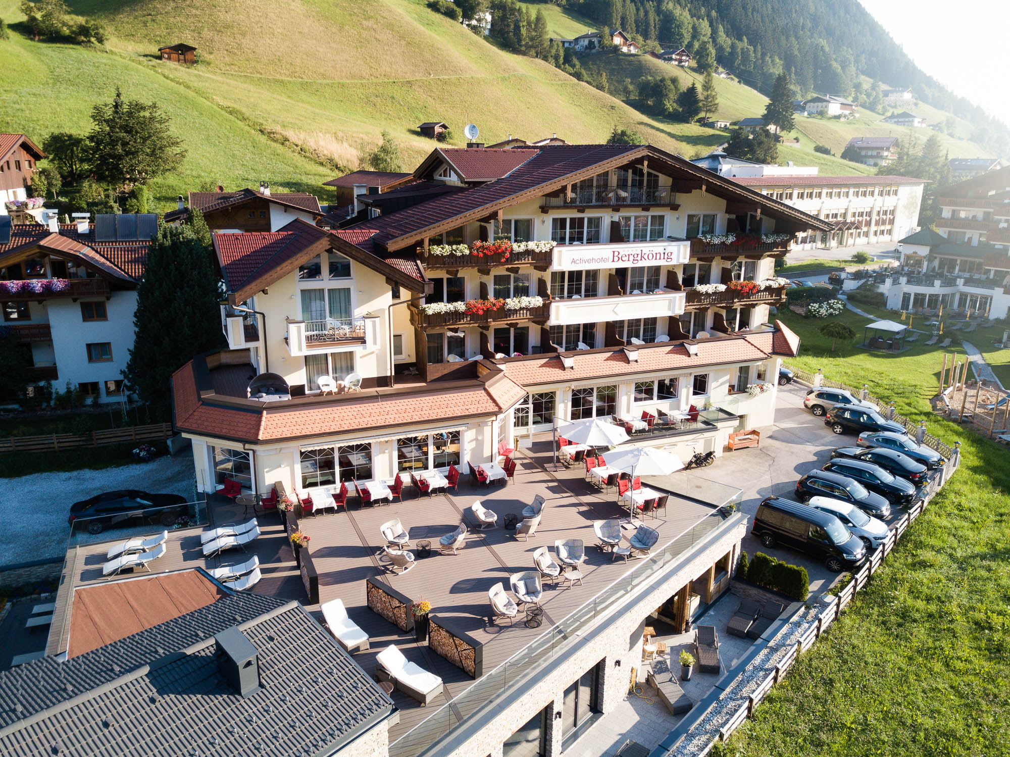 Wellnesshotel - Hotelansicht Sommer Aussen - Activehotel Bergkönig