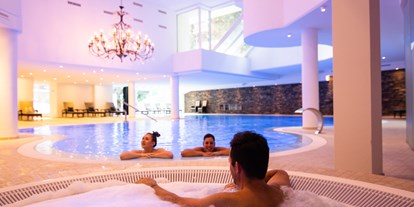 Wellnessurlaub - Rücken-Nacken-Massage - Schweiz - Grand Spa mit Whirlpool - Walliserhof Grand-Hotel & Spa