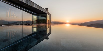 Wellnessurlaub - Bettgrößen: King Size Bett - La Villa in Badia - Infinity-Sky-Pool - Alpine Lifestyle Hotel Ambet