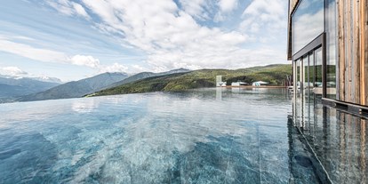 Wellnessurlaub - Bettgrößen: King Size Bett - La Villa in Badia - Infinity-Sky-Pool - Alpine Lifestyle Hotel Ambet