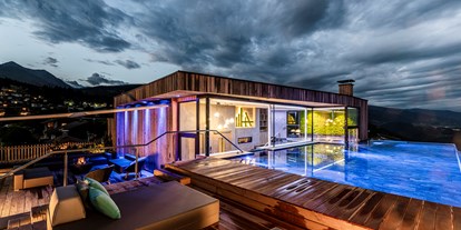 Wellnessurlaub - Schokoladenmassage - Hofern/Kiens Hofern - Infinity-Sky-Pool - Alpine Lifestyle Hotel Ambet
