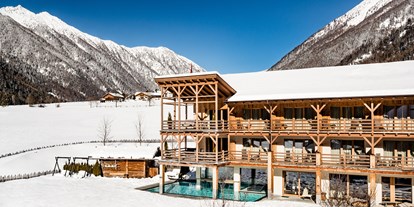 Wellnessurlaub - Gesichtsbehandlungen - Dorf Tirol - Hotel (Außenansicht) Winter - Hotel Masl