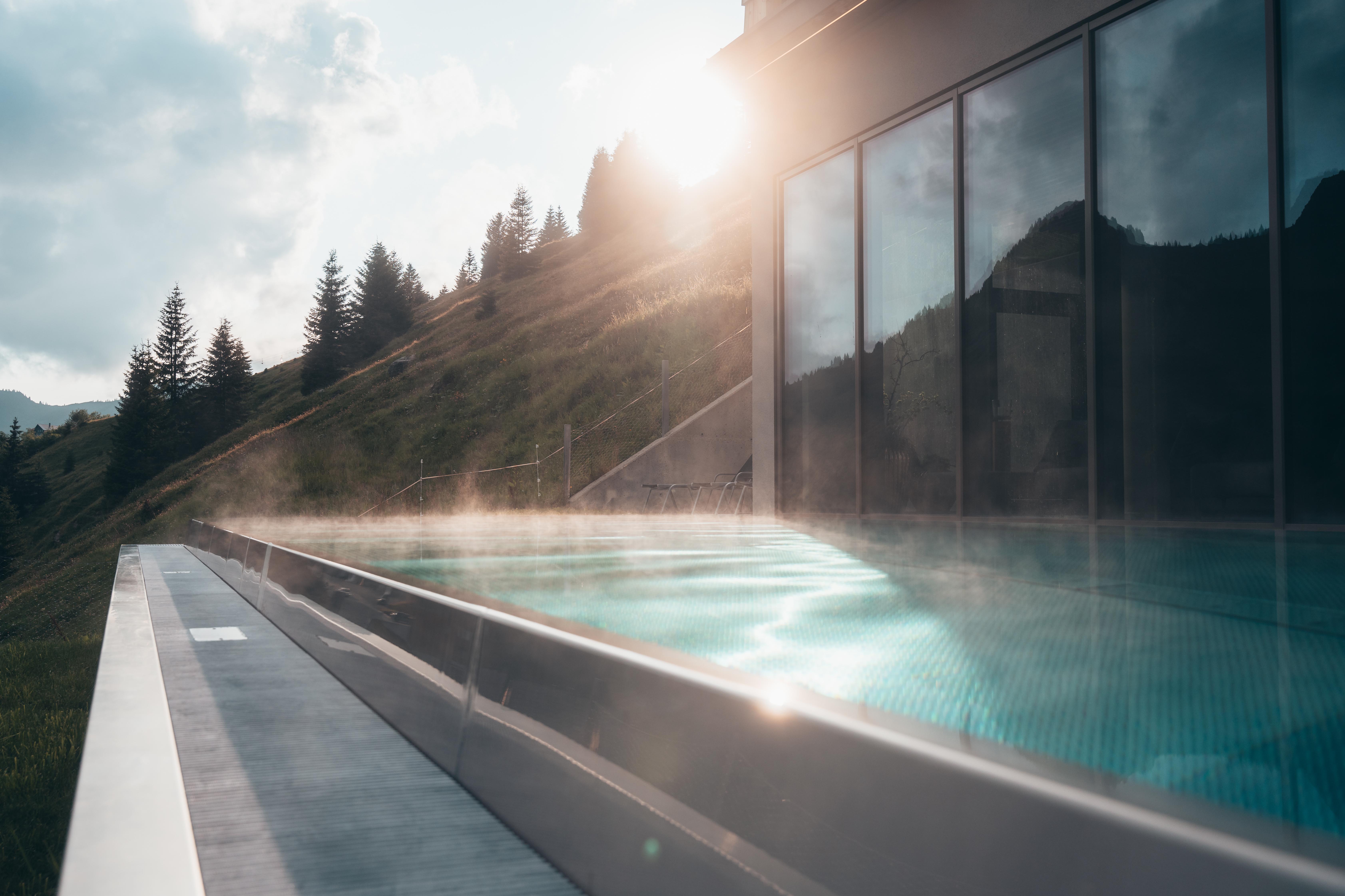 Wellnesshotel - Infinitypool Sonnenuntergang - Alpenstern Genießerhotel