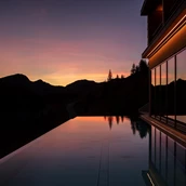 Wellnesshotel - Infinitypool im Sonnenuntergang - Alpenstern Panoramahotel