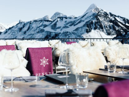 Wellnessurlaub - Pools: Innenpool - Terrasse im Winter - Alpenstern Panoramahotel