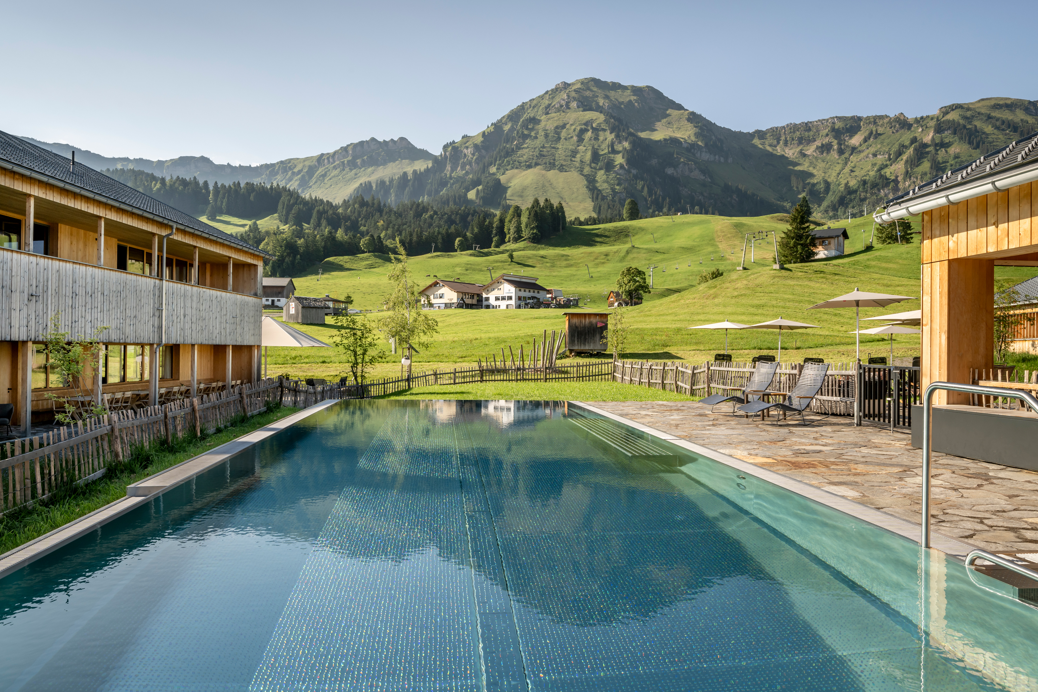 Wellnessurlaub: Außenpool Bergpool Hotelpool Wellness Pool Bergblick - Fuchsegg Eco Lodge