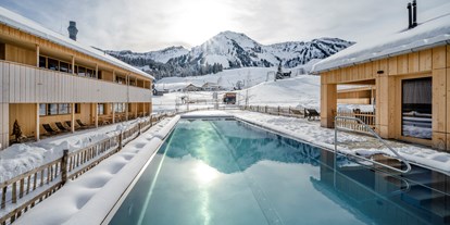 Wellnessurlaub - Pools: Außenpool beheizt - Balderschwang Schlipfhalden - Fuchsegg Eco Lodge