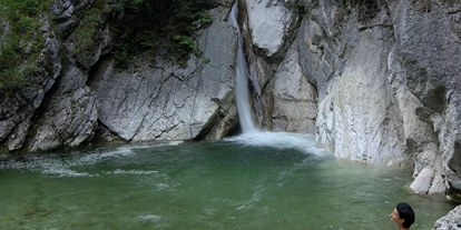 Wellnessurlaub - Pools: Innenpool - Bad Tölz - Wasserfall - Feuriger Tatzlwurm