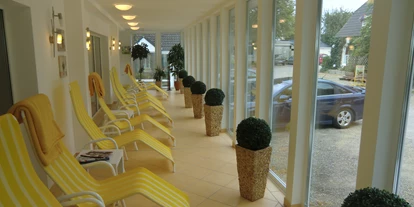 Wellnessurlaub - Hotel-Schwerpunkt: Wellness & Natur - Negernbötel - Wintergartenruheraum am Schwimmbad - HofHotel Krähenberg