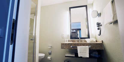 Wellnessurlaub - Außensauna - Teutoburger Wald - Badezimmer in der Comfort-Kategorie - COURT HOTEL