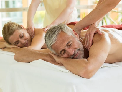 Wellnessurlaub - Bettgrößen: Queen Size Bett - Wetter - Massage im Romantik- & Wellnesshotel Deimann - Romantik- & Wellnesshotel Deimann