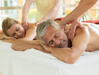 Wellnessurlaub - Bettgrößen: King Size Bett - Winterberg - Massage im Romantik- & Wellnesshotel Deimann - Romantik- & Wellnesshotel Deimann