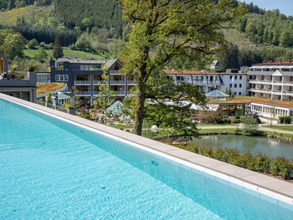 Wellnessurlaub - Langschläferfrühstück - Wetter - Infinity Pool im Adults-Only Wellnessbereich Hotel Deimann - Romantikhotel Deimann