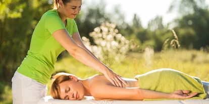 Wellnessurlaub - Rücken-Nacken-Massage - Schauren (Landkreis Birkenfeld) - Massage - BollAnts Spa im Park