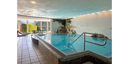 Wellnessurlaub - Hot Stone - Eggenstein-Leopoldshafen - Indoor-Pool mit Wintergarten und Liegewiese - Hotel Am Hirschhorn