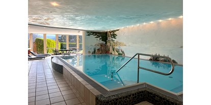 Wellnessurlaub - Rücken-Nacken-Massage - Wilgartswiesen - Indoor-Pool mit Wintergarten und Liegewiese - Hotel Am Hirschhorn