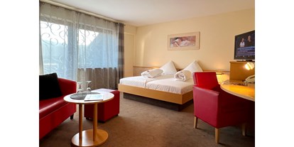 Wellnessurlaub - Bettgrößen: Doppelbett - Pfalz - Landhaus-Zimmer, ca. 35qm, Dusche/ WC, Balkon, Blick über das Tal - Hotel Am Hirschhorn
