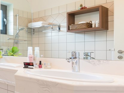 Wellnessurlaub - Umgebungsschwerpunkt: See - Komfort Zimmer & Komfort Suite - Badezimmer - Sporthotel Grafenwald