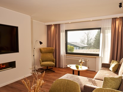Wellnessurlaub - Umgebungsschwerpunkt: See - Komfort Suite DELUXE (Wohnzimmer) - neu ab Juli 2023  - Sporthotel Grafenwald