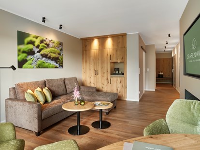 Wellnessurlaub - Hotel-Schwerpunkt: Wellness & Beauty - Mülheim - Komfort Suite DELUXE - Wohnbereich - Sporthotel Grafenwald