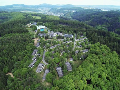Wellnessurlaub - Maniküre/Pediküre - Eifel - Luftaufnahme Sporthotel & Resort Grafenwald - Sporthotel Grafenwald