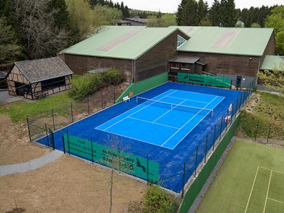 Wellnessurlaub - Umgebungsschwerpunkt: See - Tennishalle und Außenplatz - Sporthotel Grafenwald