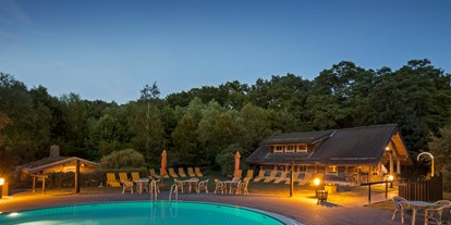 Wellnessurlaub - Biosauna - Bad Düben - Außenbereich Saunawelt mit Keloblockhaussauna - HEIDE SPA Hotel & Resort 