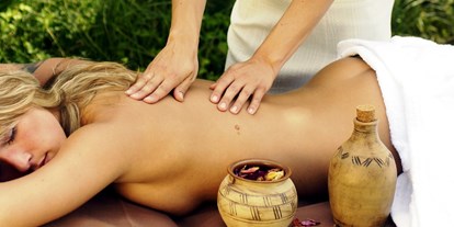 Wellnessurlaub - Hotel-Schwerpunkt: Wellness & Natur - Bad Düben - Massage im Wellnessbereich - HEIDE SPA Hotel & Resort 