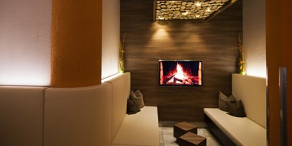 Wellnessurlaub - Hot Stone - Bad Düben - Kaminecke in der Saunawelt - HEIDE SPA Hotel & Resort 