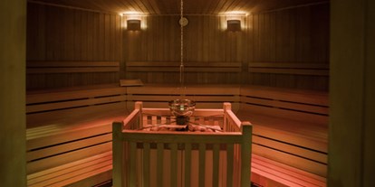 Wellnessurlaub - Bettgrößen: Doppelbett - Sachsen - Finnische Sauna im Innenbereich der Saunawelt - HEIDE SPA Hotel & Resort 