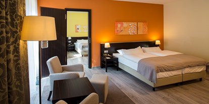 Wellnessurlaub - Außensauna - Bad Düben - Junior-Suite mit Verbindungstür zum Doppelzimmer  - HEIDE SPA Hotel & Resort 