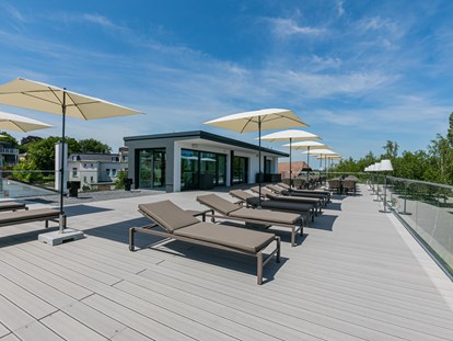 Wellnessurlaub - Pools: Außenpool beheizt - Stadtroda - Dachterrasse Sky Lounge Bistro Spa - Romantik Hotel Schwanefeld & Spa
