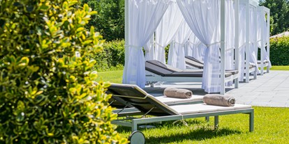 Wellnessurlaub - Schokoladenbehandlungen - Meerane - Liegen am Pool Spa - Romantik Hotel Schwanefeld & Spa
