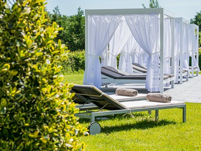 Wellnessurlaub - Shiatsu Massage - Liegen am Pool Spa - Romantik Hotel Schwanefeld & Spa