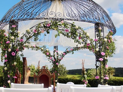 Wellnessurlaub - Kleopatrabad - Garten mit Pavillon - Romantik Hotel Schwanefeld & Spa