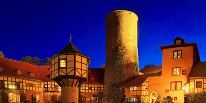 Wellnessurlaub - Kräutermassage - Goslar - Innenhof Nacht - Hotel & Spa Wasserschloss Westerburg