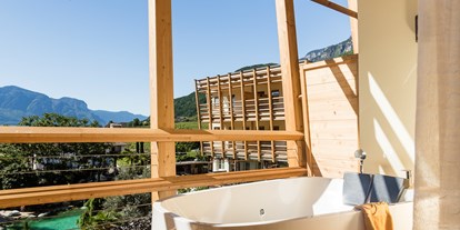 Wellnessurlaub - Umgebungsschwerpunkt: Stadt - Südtirol  - Ausblick von der Hotelsuite - Lake Spa Hotel SEELEITEN