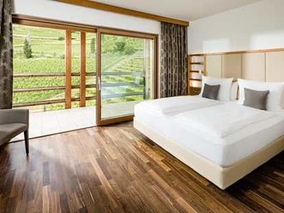 Wellnessurlaub - Bettgrößen: King Size Bett - Gargazon bei Meran - Ausblick aus dem Hotelzimmer - Lake Spa Hotel SEELEITEN
