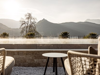 Wellnessurlaub - Wirbelsäulenmassage - Dorf Tirol - Infinity Pool mit lake view - Lake Spa Hotel SEELEITEN