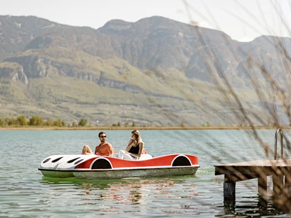 Wellnessurlaub - Pools: Außenpool beheizt - Gargazon bei Meran - Treboot fahren am Kalterer See - Lake Spa Hotel SEELEITEN