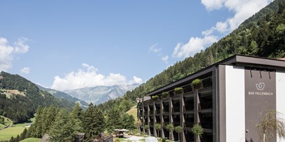 Wellnessurlaub - Pools: Infinity Pool - Vals/Mühlbach - Hotelansicht - Hotel Bad Fallenbach