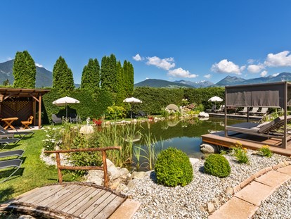 Wellnessurlaub - Pools: Außenpool beheizt - Lana (Trentino-Südtirol) - Naturbadeteich - Hotel Sun